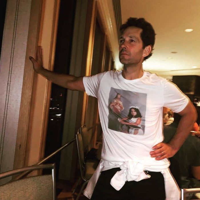 Ενώ, στην τελευταία, είναι ο Paul Rudd (aka Ant-Man) φορώντας μία μπλούζα με τη φωτογραφία της Selena. 