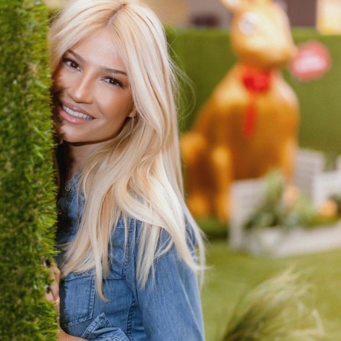 Το ροδακινί ρουζ της είναι το τέλειο καλοκαίρινό χρώμα.