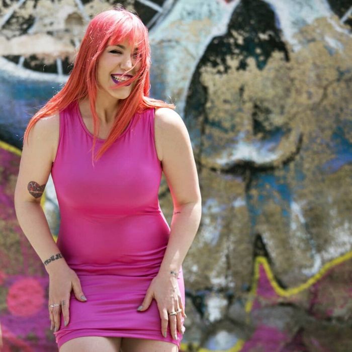 Εκτός από την αγάπη της για την οικογένεια και την υποκριτική, τρέφει ιδιαίτερη αδυναμία και στα έντονα χρώματα