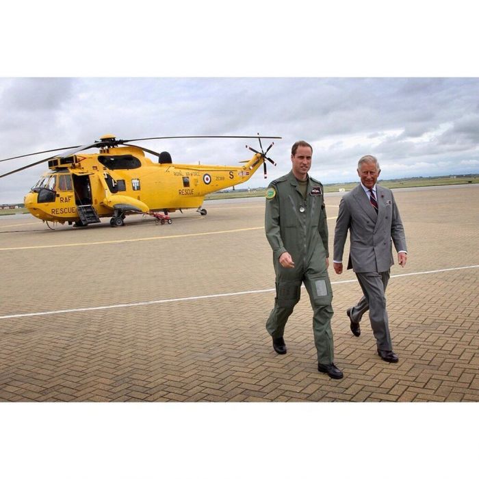 Αν έπρεπε να βάλουμε στοίχημα, με την πρόχειρη επιλογή φωτογραφιών και την απλή, απλούστατη λεζάντα που έγραφε Happy Father’s Day, θα ορκιζόμασταν πως ήταν ο William εκείνος που δημοσίευσε την ανάρτηση κι όχι κάποιος από την ομάδα που συνηθίζει να κάνει α