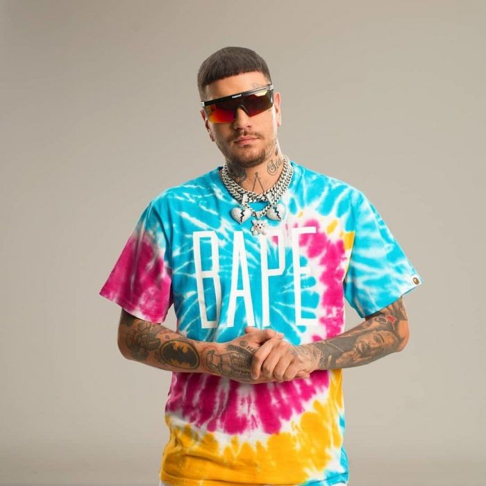 Snik: Happy mood? Θα γράψει στίχους. Sad mood? Φυσικά και θα γράψει. Ο γνωστός Δημήτρης Γιαννούλης ή αλλιώς «Snik» σαρώνει με το «Medusa» (υποψήφιο video of the year στα Mad Video Music Awards 2019) το «Gango» σε συνεργασία με τον Noizy και τέλος το «New 