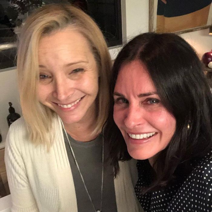Η Kudrow που είχε ποζάρει μαζί με την Jennifer Aniston και την Courtney Cox για τα 55α γενέθλια της τελευταίας, αποκάλυψε πως είναι περίπου στη μέση για να πείσει όλους τους πρωταγωνιστές να βρεθούν και πάλι στην τηλεοπτική μας οθόνη.