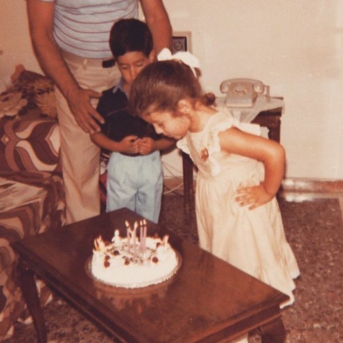 "Χαζεύοντας αυτή τη φωτόγραφιά 3️⃣0️⃣τόσα χρόνια πριν διαπιστώνω ότι ✔️ο μπαμπάς μου αγαπούσε τις μαρινιερες ✔️έκανα παρέα με αγορια✔️ο καναπές μας ήταν χάλια ✔️μάλλον βαριόμουν τις γιορτες αλλά ✔️έσβηνα τα κεράκια με στυλ και ύφος ? σας ευχαριστω για τις