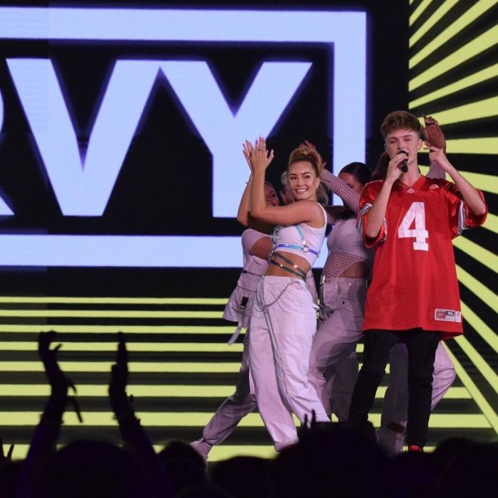 Στη σκηνη ο @hrvy το πρώτο act που ξεσηκώνει τους θεατές