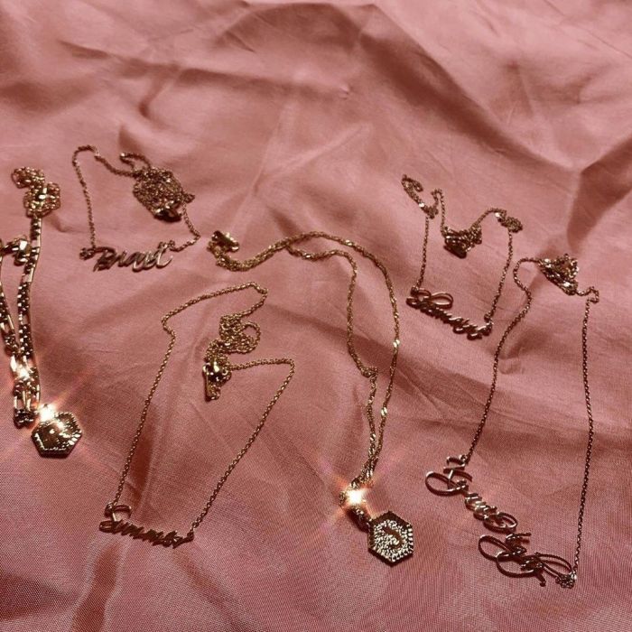 Μενταγιόν με το όνομά της.
Είναι ό,τι πιο διακριτικό και απλό υπάρχει.