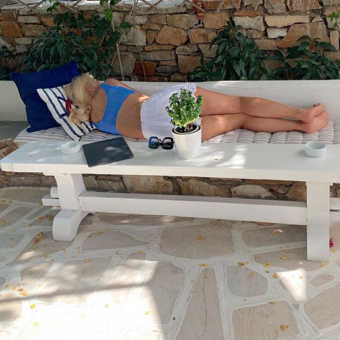 «Αχ! Με την καλή κουβέντα στο στόμα ! Μπράβο ! Σε ταβέρνα στο νησί κοιμάμαι ! Μάλλον εκεί που εργάζεσαι εσύ δεν επιτρέπεται ! Κρίμα !!! Καλό καλοκαίρι» με την κουβέντα να συνεχίζεται και η Ελένη Μενεγάκη να απαντάει: