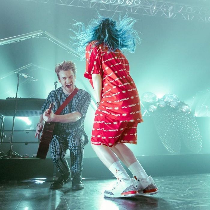 Ο Finneas έγραψε το τραγούδι «Ocean Eyes», που εκτόξευσε στην κορυφή την αδελφή του, Billie Eilish.