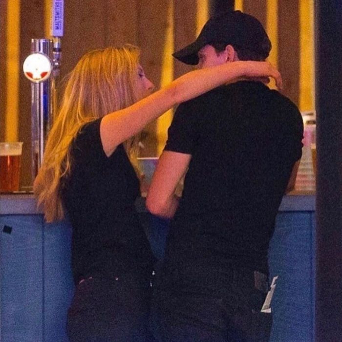 Με τη δημόσια εμφάνισή του στο Λονδίνο, ο Tom Holland διέψευσε τις φήμες ότι είναι ζευγάρι με την Zendaya και επιβεβαίωσε ότι βρίσκεται σε μια νέα σχέση με την Olivia Bolton. 