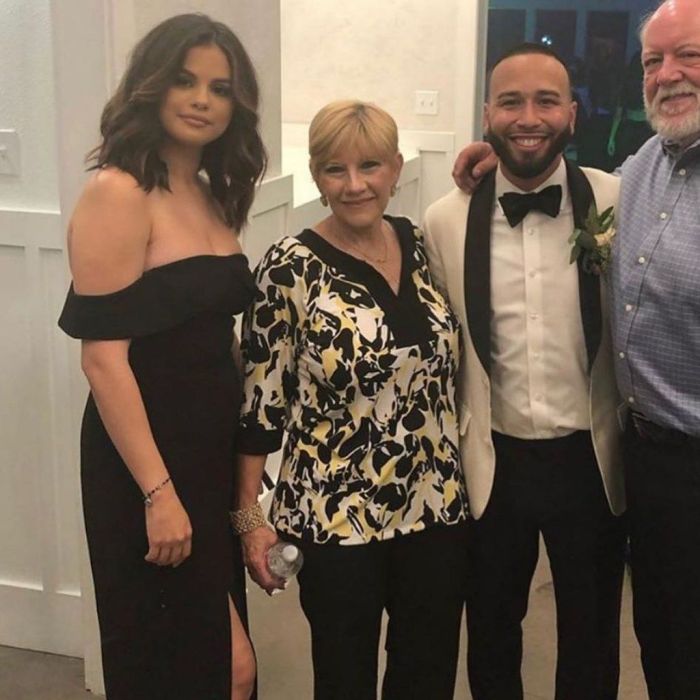 Ο λογαριασμός dailydoseofsel δημοσίευσε στο Instagram τη φωτογραφία της τραγουδίστριας με ένα υπέροχο μακρύ στράπλες φόρεμα με σκίσιμο μέχρι ψηλά στο πόδι κι ήταν πραγματικά πανέμορφη.