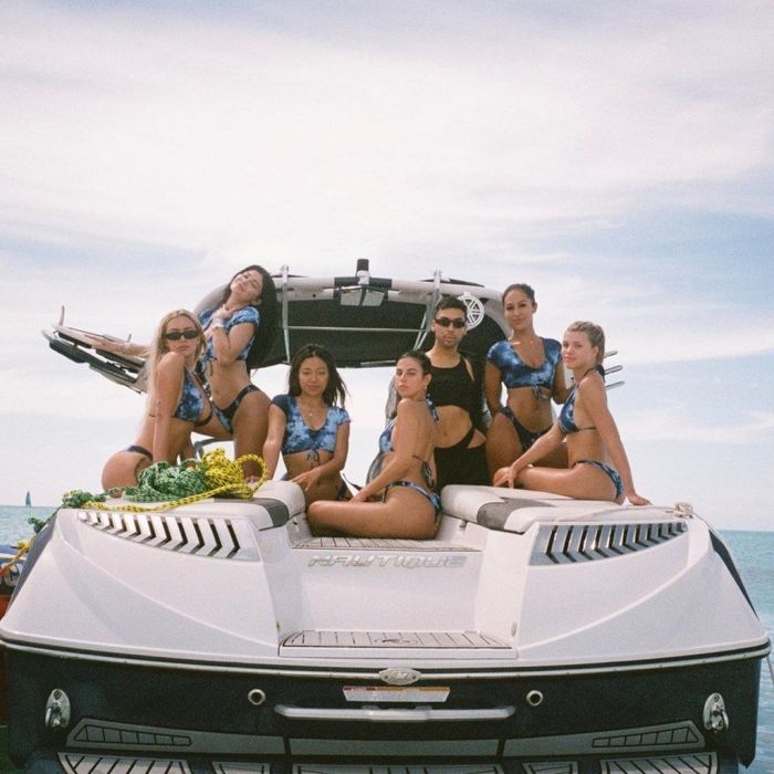 Εκεί, όλα τα κορίτσια φόρεσαν μαγιό tie dye από τη συνεργασία της Sofia Richie με το Frankies και οι φωτογραφίες που ανέβηκαν στο Instagram ήταν τουλάχιστον αξιοζήλευτες.