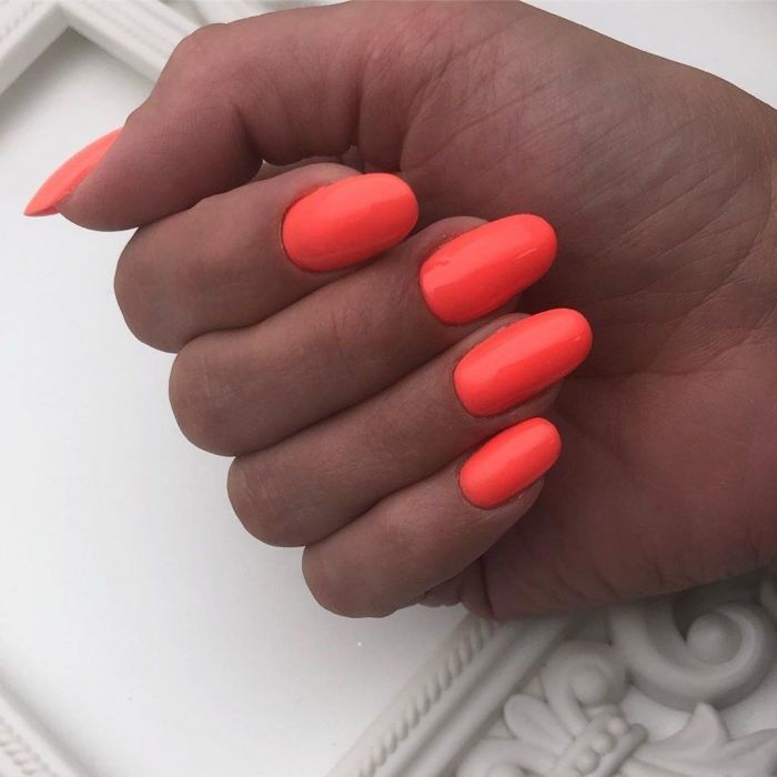 Ακόμα κι αν επιλέξεις τη μονοχρωμία του neon, τα νύχια σου θα κλέψουν την παράσταση.