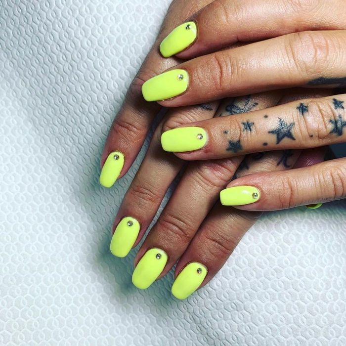 Αν μιλάμε για το απόλυτο neon χρώμα, τότε αυτό δεν μπορεί να είναι άλλο από το κίτρινο.