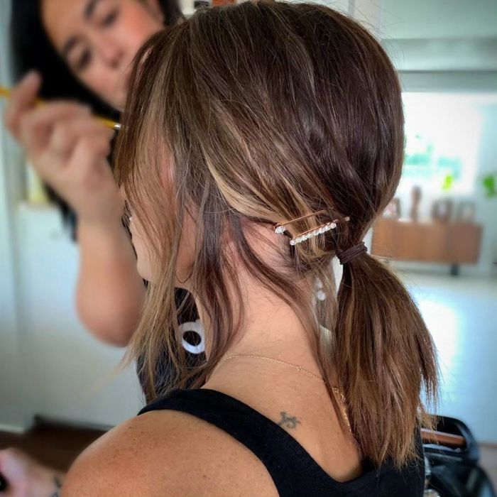 Χαμηλό ponytail. Πιάσε τα μαλλιά σου σε μια χαμηλή αλογοουρά και άσε δυο τούφες δεξιά και αριστερά να πέφτουν στο πρόσωπό σου. Για έξτρα λάμψη μην ξεχάσεις να βάλεις και κάποιο λαμπερό αξεσουάρ μαλλιών.