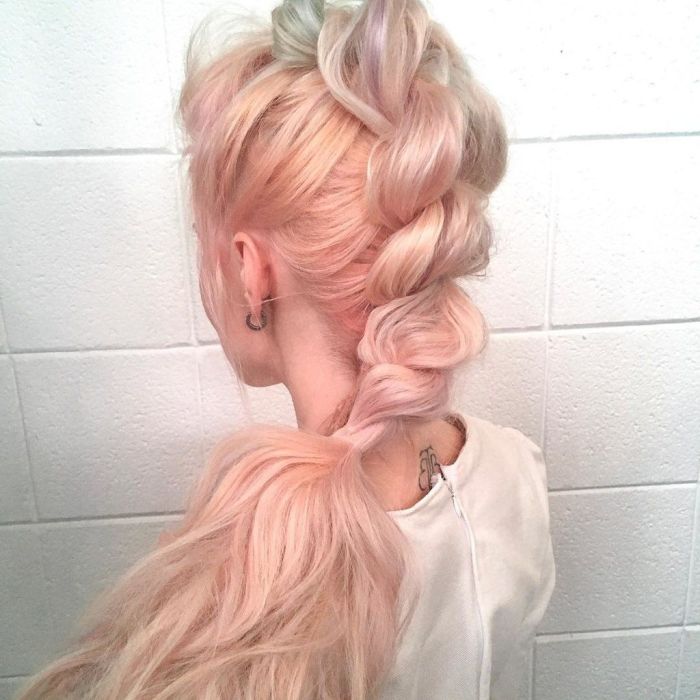 Πλεξούδα. Αυτό το hairstyle θα σου δώσει τον όγκο που ονειρεύεσαι για τα μαλλιά σου και δεν πρόκειται να χαλάσει για κανέναν λόγο.
