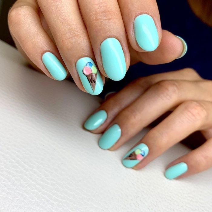 Παγωτό με γεύση τροπικών φρούτων.