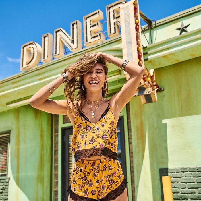 Floral set που μπορείς να φορέσεις με layering κοσμημάτων και να δημιουργήσεις bohemian looks.