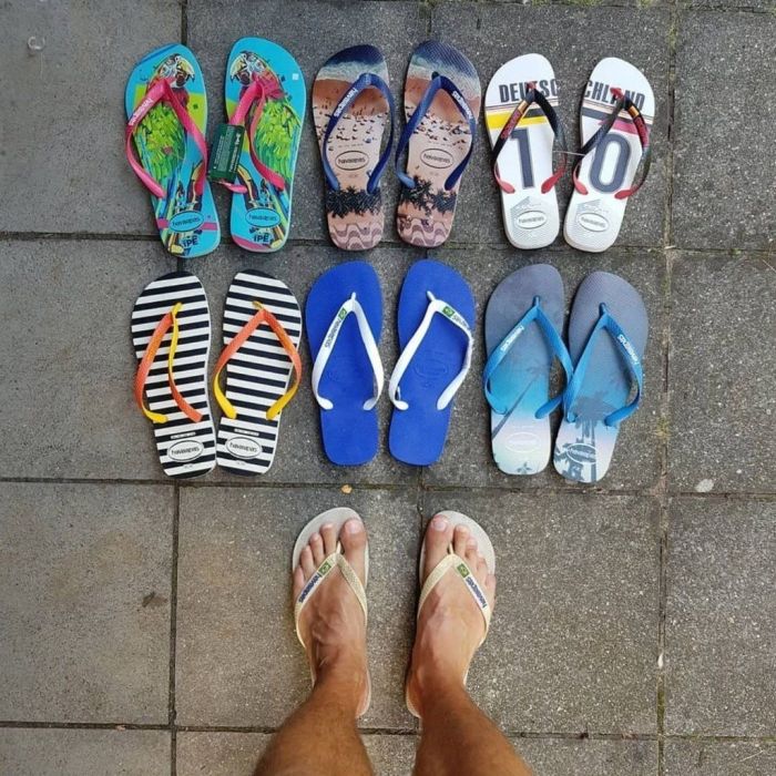 Σαγιονάρες: Επίλεξε σαγιονάρες σε έντονα χρώματα για να κάνουν αντίθεση με το μαυρισμένο δέρμα σου.
