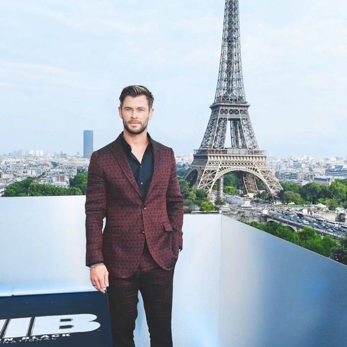 Στο απόσπασμα, βλέπεις τον Chris να εμφανίζεται, φορώντας κοστούμι και λέγοντας αυτό που όλοι οι fans περίμεναν να ακούσουν.