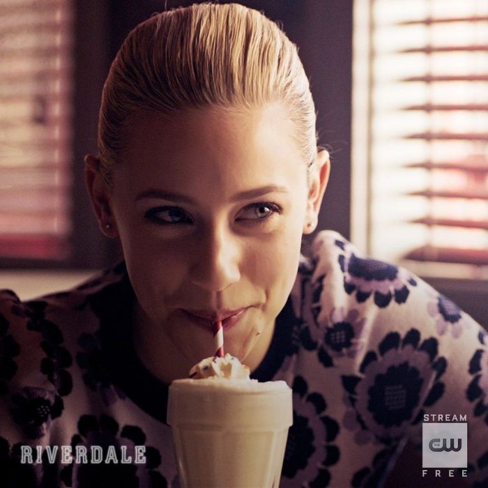 8.	Ο KJ Apa θέλει ο χαρακτήρας του να καταλήξει με την Betty, γιατί είναι «μία κλασική, εικονική σχέση»