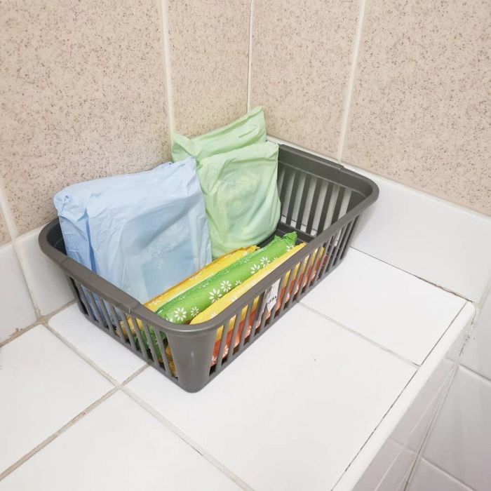 Βρες είτε σερβιέτες είτε ταμπόν, αναλόγως με το τι σε βολεύει περισσότερο. Συνήθως, οι γραμματείες των σχολείων, το ιατρείο ή το γραφείο του διευθυντή έχουν τα απαιτούμενα για τέτοιες περιπτώσεις. Μην ντραπείς ποτέ να ζητήσεις σερβιέτες από τις καθηγήτριέ