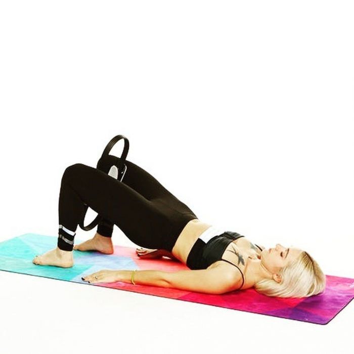 Δε χρειάζεται να έχεις εξοπλισμό. Ό,τι χρειάζεσαι για το μάθημα πιλάτες θα σου το παρέχει το γυμναστήριο. Το ειδικό χαλάκι, λάστιχα, μπάλες και βαράκια οφείλουν να τα έχουν εκεί. Εσύ πάρε μαζί σου μόνο νερό. 