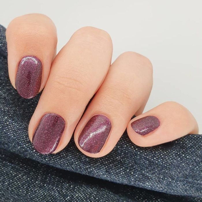 Metallic nails. Ένα φθινοπωρινό χρώμα σε μεταλλική υφή θα κάνει τη διαφορά.