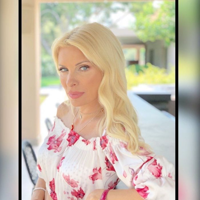 Κι η Ελένη δεν έχει κανένα απολύτως πρόβλημα να μιλάει γι' αυτήν και να τη δείχνει.