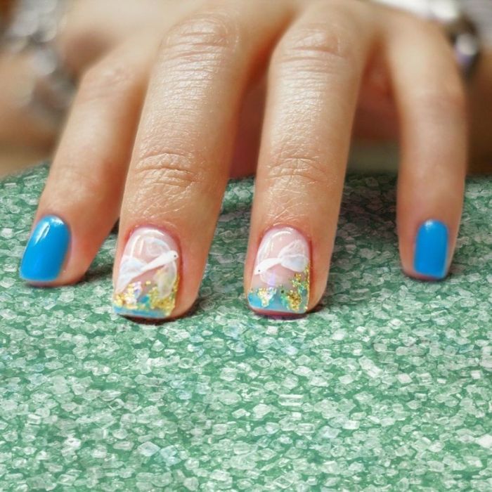 Square ή τετράγωνα νύχια. Μην ακούσεις κανέναν που θα σου πει ότι τα τετράγωνα νύχια δεν μπορείς να τα βάψεις με σκούρα χρώματα. Η εποχή υπαγορεύει το χρώμα περισσότερο από το σχήμα.