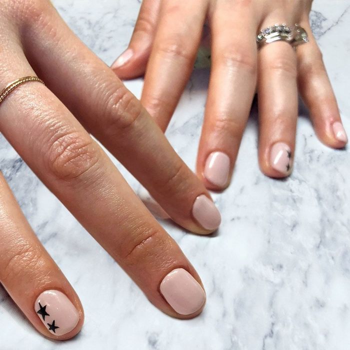 Στρογγυλά. Εάν έχεις μικρά και αδύναμα νύχια, το στρογγυλεμένο σχήμα είναι για σένα. Αυτό το κομψό σχήμα είναι ιδανικό για καθημερινή χρήση, καθώς δεν έχει γωνίες που σπάνε εύκολα.