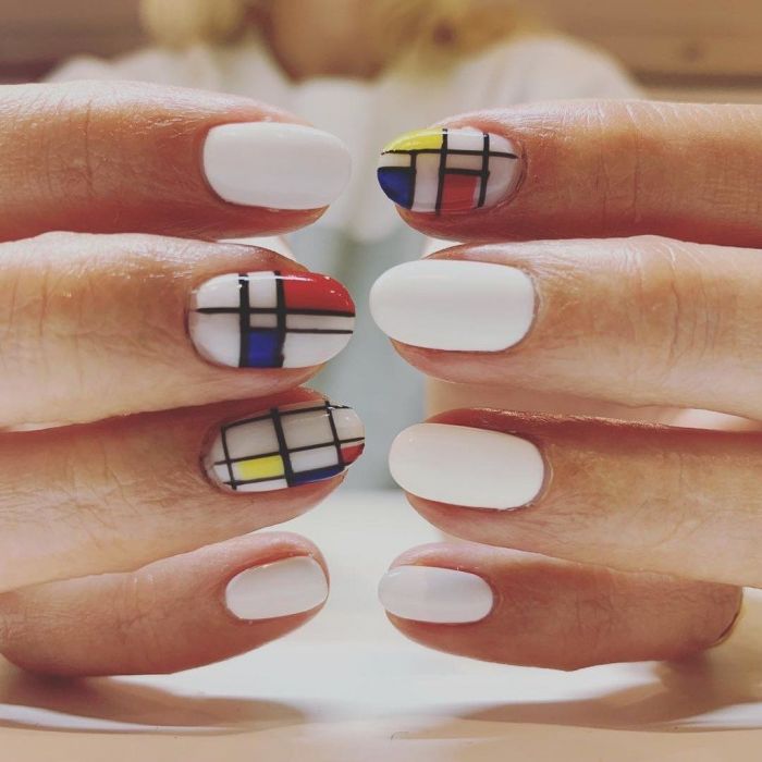 Οβάλ. Αν έχεις μεσαίου μεγέθους νύχια, μπορείς να τα κάνεις σε οβάλ σχήμα και να παίξεις με τα χρώματα σε κάθε νύχι ξεχωριστά.