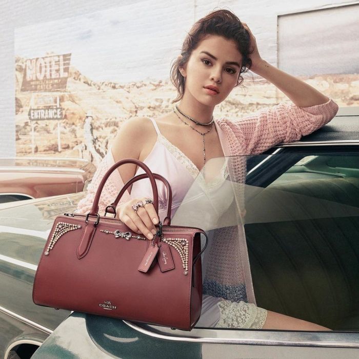 Πάντως, πολλοί από τους Selenators πιστεύουν ότι η νέα σειρά ομορφιάς της νεαρής τραγουδίστριας κρύβει μαζί της και την κυκλοφορία ενός νέου άλμπουμ. 