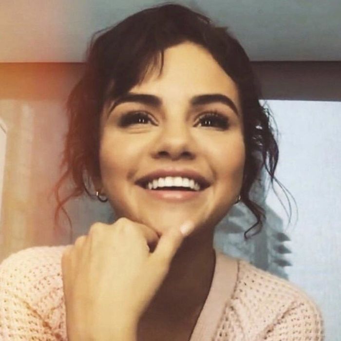 Κάποιοι θαυμαστές υποστηρίζουν ότι η Selena Gomez ακολουθεί τα χνάρια της Kylie Jenner και ενδέχεται να γίνει και αυτή δισεκατομμυριούχος. 
