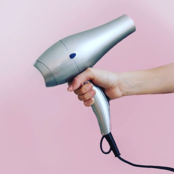 Απόφυγε τη θερμότητα. Σταμάτα να κάνεις υπερβολικό styling στα μαλλιά σου με πρέσες και άλλα εξαρτήματα που τα καίνε. Άφησέ τα φυσικά και θα τα δεις πιο γρήγορα να μακραίνουν.