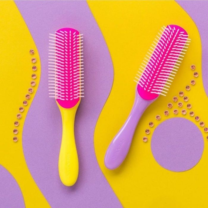 Να είσαι προσεκτική όταν τα χτενίζεις και είναι μούσκεμα. Τα βρεγμένα μαλλιά σπάνε πιο εύκολα, γι’ αυτό ξεκίνα να τα χτενίζεις απαλά από κάτω προς τα πάνω, ώστε να γλιτώσεις τη φθορά τους.