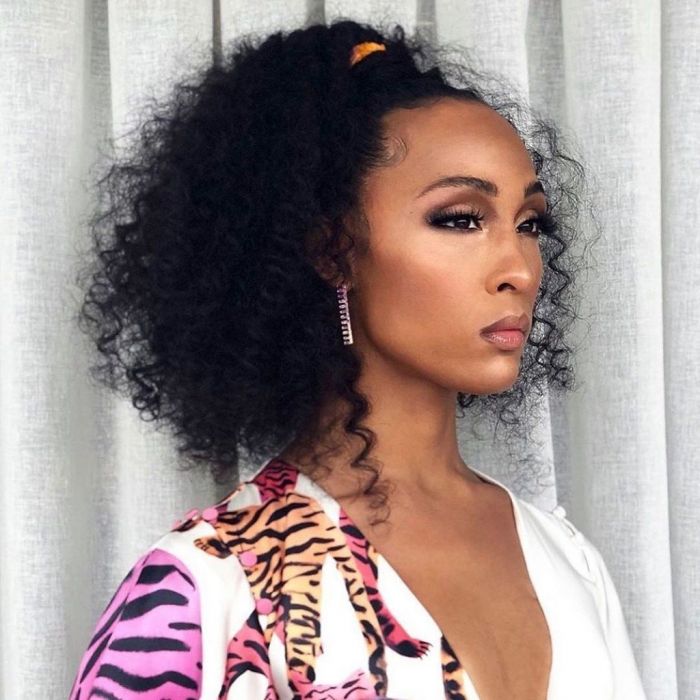 Πιάσε τα μαλλιά σου σε μια ψηλή και σφιχτή αλογοουρά και άφησε μερικές τούφες δεξιά και αριστερά από το πρόσωπό σου.