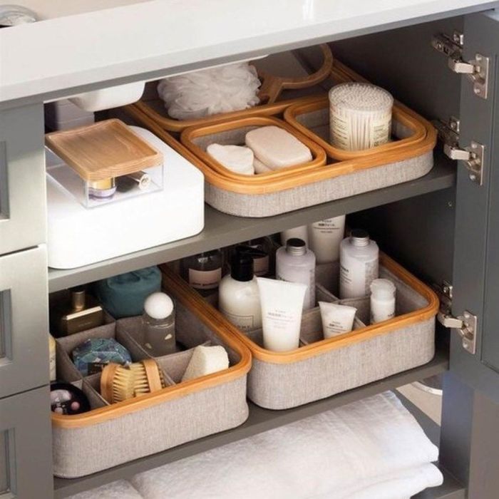 Πρόσθεσε κάτω από τα ράφια μερικά καλάθια. Είναι ιδανικά για να τοποθετείς τα εσώρουχα και τις κάλτσες σου.