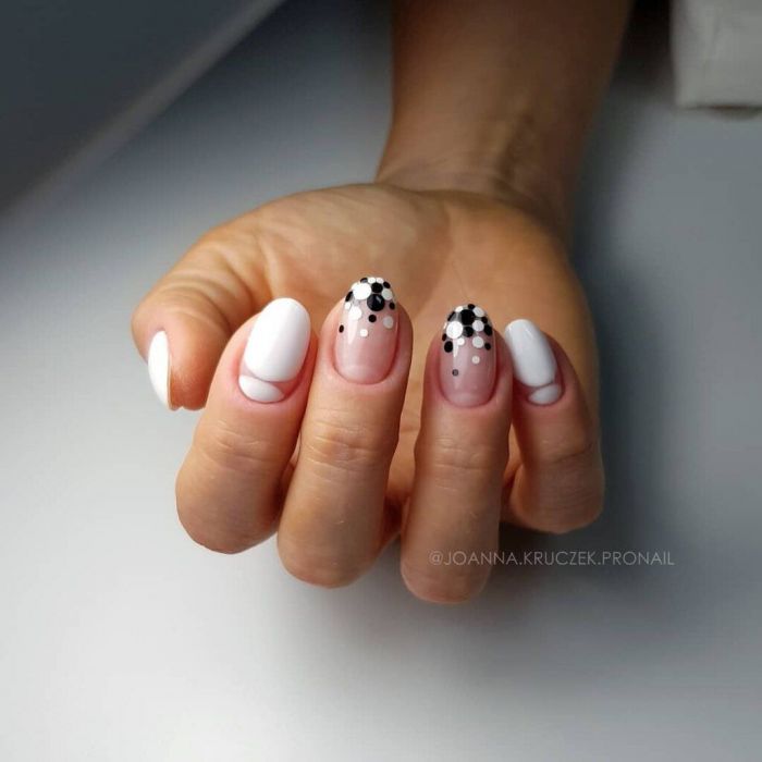 @joanna.kruczek.pronail Μοντέρνο, διασκεδαστικό και λίγο δύκολο... Αξίζει όμως να το πας στην μανικιουρίστ σου