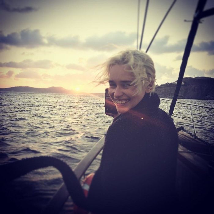 O Tom δείχνει να είναι η χαρά της ζωής, ο άνθρωπος που πάντα είναι με το χαμόγελο στο στόμα και που φέρνει τη θετική νότα στη ζωή της Kate.