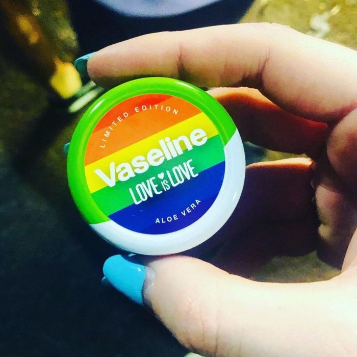 Βαζελίνη. Τόσο η ζέστη όσο και το πολύ κρύο είναι ικανά να προκαλέσουν σκάσιμο στα χείλη σου. Έχε ένα μικρό βαζάκι βαζελίνης στην τσάντα σου για εκείνες τις ώρες ανάγκης.