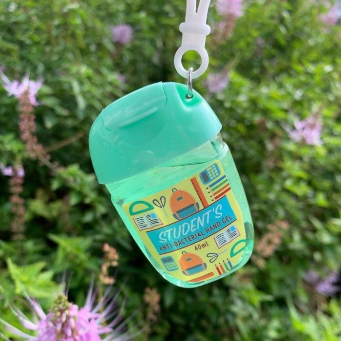 Αντισηπτικό για τα χέρια. Τα μικρόβια είναι πολλά σε έναν χώρο όπως το σχολείο, όπου καθημερινά κινούνται πολλά άτομα. Αν θες να γλιτώσεις από κρυολογήματα και ιώσεις, προστάτευσε τον εαυτό σου.