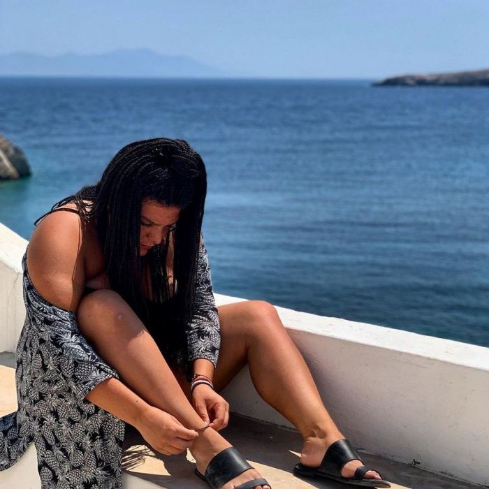 Μεγαλώνοντας συναναστρεφόμουν οικογένειες φίλων μου και παρατηρούσα ότι δεν είχαν την ίδια στήριξη και αγάπη που είχα εγώ απ’ την οικογένειά μου, αλλά γέμιζαν τα παιδιά με άγχος και αγωνία για τις σχολές, για το μέλλον και για να «ξεπεράσουν» τους διπλανο