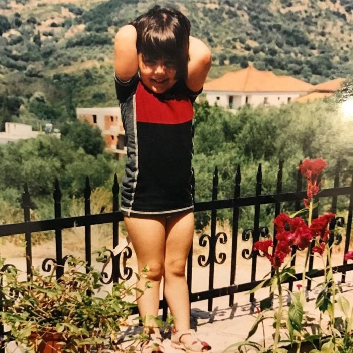 Ιδού η φωτογραφία!! Και το κείμενο που έγραψε: «‼️true story για γονείς και παιδιά‼️
Στην ηλικία αυτής της φωτογραφίας δεν ήξερα τι θέλω να κάνω όταν τελειώσω το σχολείο.
Δεν ήξερα τι σημαίνει πανελλήνιες, δεν ήξερα τι σημαίνει «δουλειά»,τι σημαίνει εξε