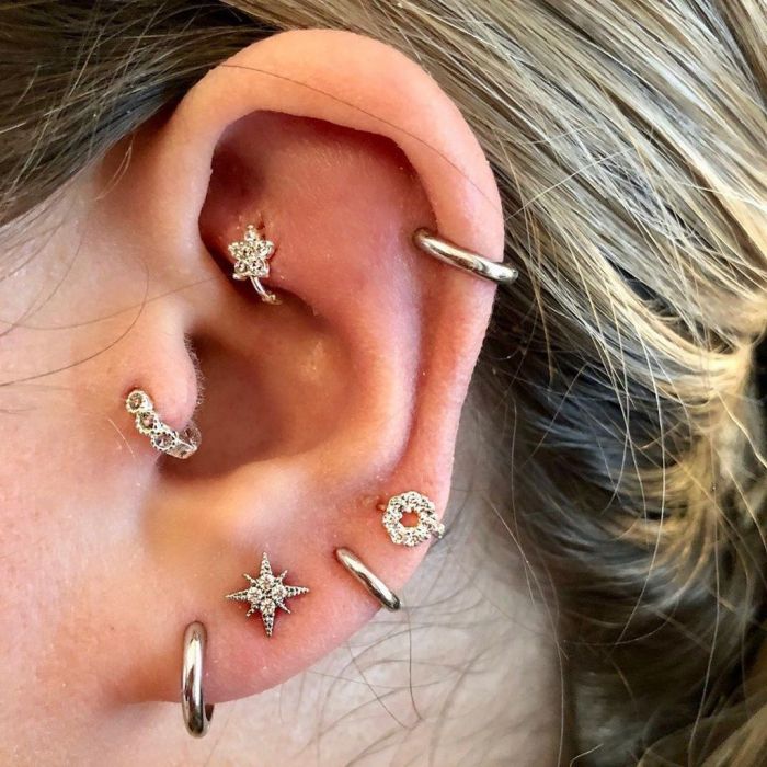 Αφού το κάνεις, ίσως παρατηρήσεις κοκκινίλα στο σημείο και πρήξιμο. Μην ανησυχείς, είναι απόλυτα φυσιολογικό και δεν πρέπει να σε προβληματίζει αν εσύ φροντίζεις κατά γράμμα το piercing σου.