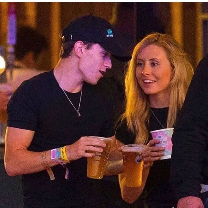 Ο Tom Holland εθεάθη σε τρυφερά στιγμιότυπα μαζί με τη νέα συντροφό του, Olivia Bolton.