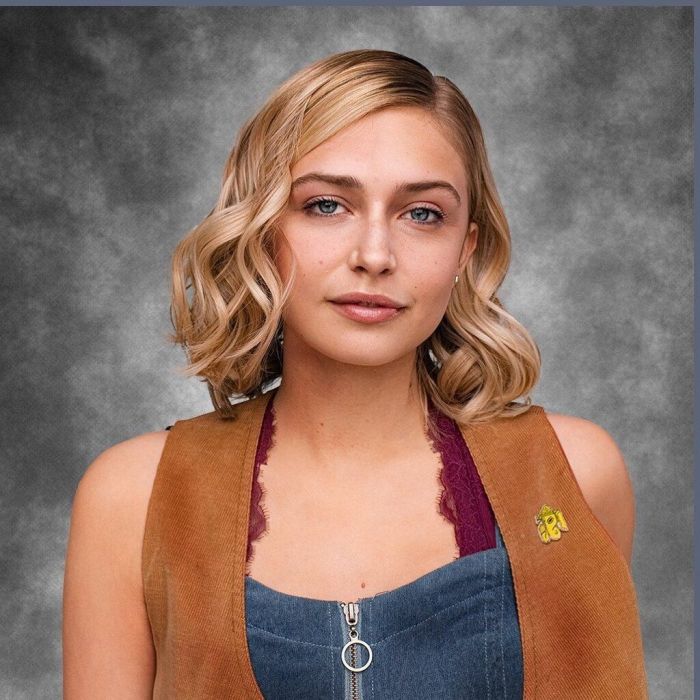 Η Sophie Simnett  είναι στον ρόλο της Samaira Dean.