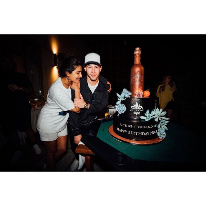 Η τούρτα που επέλεξε η Priyanka για τον καλό της είναι σίγουρα εξωπραγματική! 