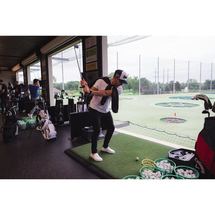 Μερικές από τις φωτογραφίες των γενεθλίων του Nick παίζοντας γκολφ.