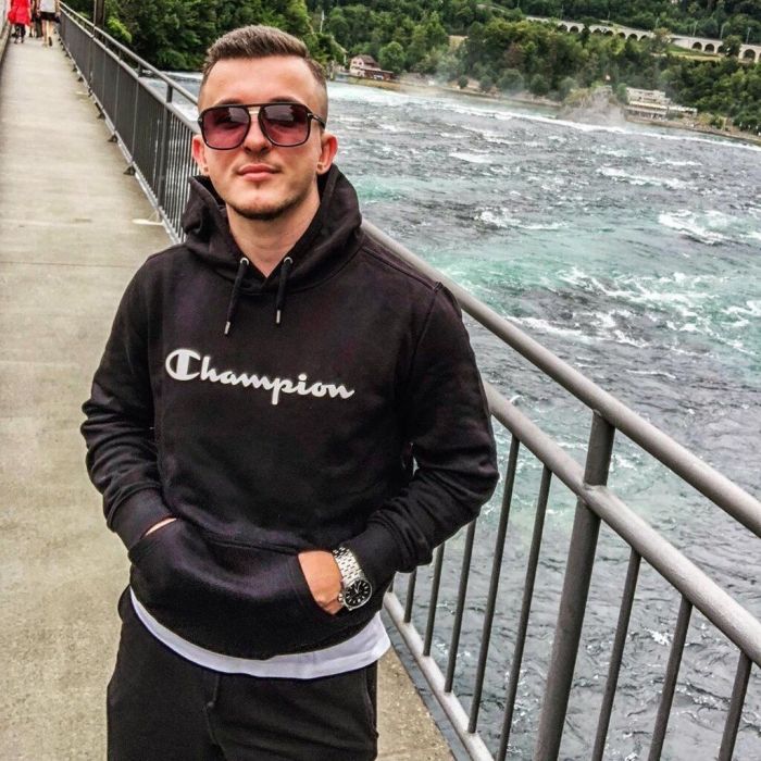 Πηγή έμπνευσης για εκείνον ήταν τα καθημερινά ερεθίσματά του και όλες τις δυσκολίες της ζωής του τις αποτυπώνει σε μια κόλλα χαρτί.