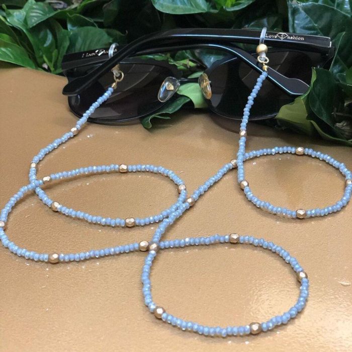 Σε σιέλ με χρυσές λεπτομέρειες