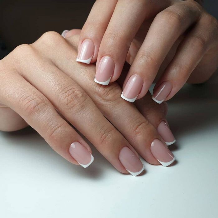 «Θωράκισε» το μανικιούρ σου εφαρμόζοντας top coat και τα νύχια σου θα δείχνουν σαν να τα έχει επιμεληθεί ειδικός.

